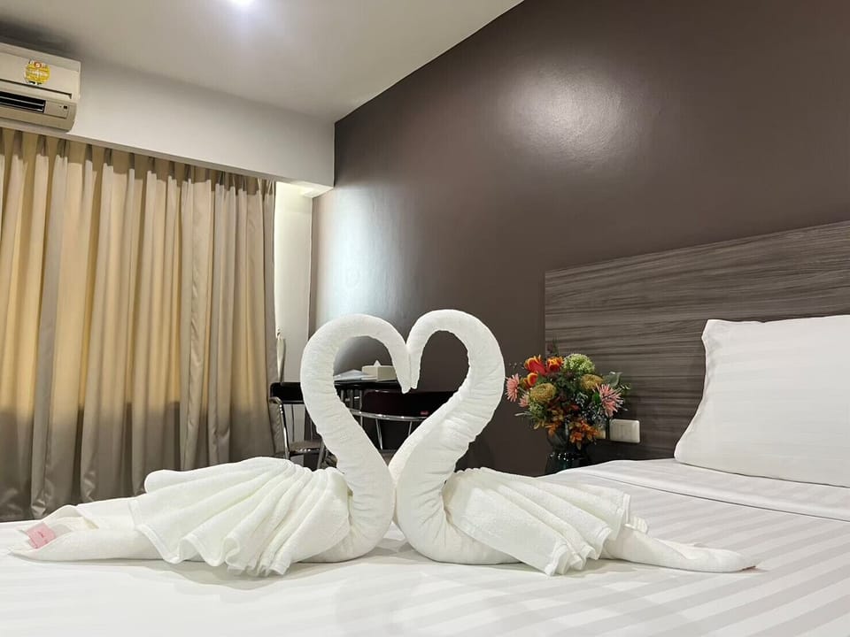 Deluxe Room | Desk, free WiFi, bed sheets