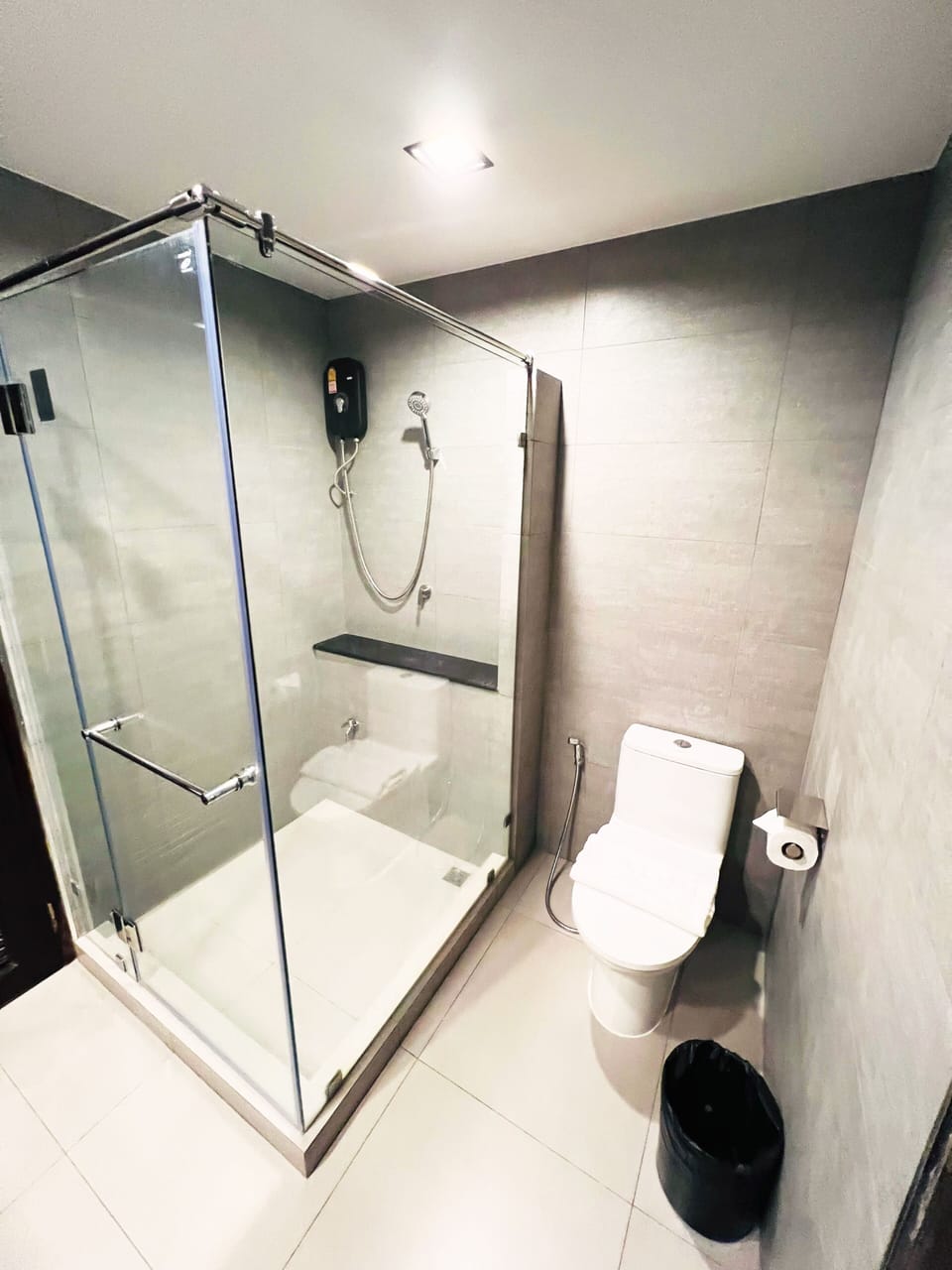 Suite | Bathroom | Shower, free toiletries, hair dryer, towels
