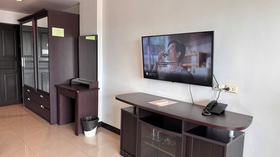 Deluxe Room | Desk, free WiFi, bed sheets