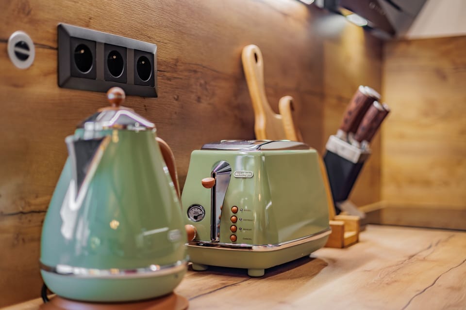 Deluxe Apartment, Balcony, Garden View | Private kitchen | Electric kettle, toaster