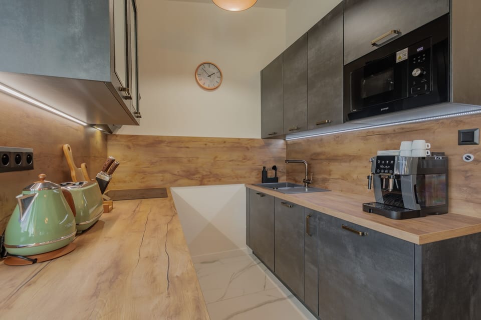 Deluxe Apartment, Balcony, Garden View | Private kitchen | Electric kettle, toaster