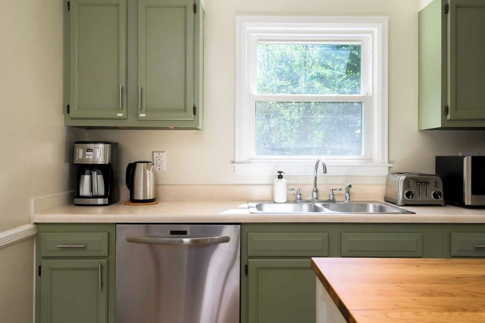 Start your morning with a fresh brew and enjoy the easy flow from kitchen to dining - ideal for laid-back meals or dinner with friends.