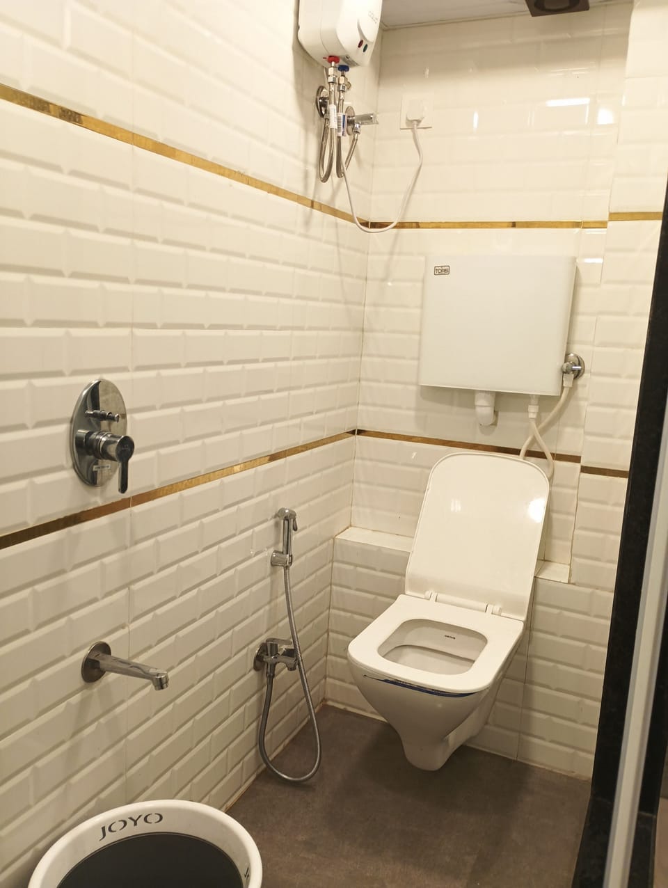 Deluxe Single Room | Bathroom | Shower, towels, soap, shampoo