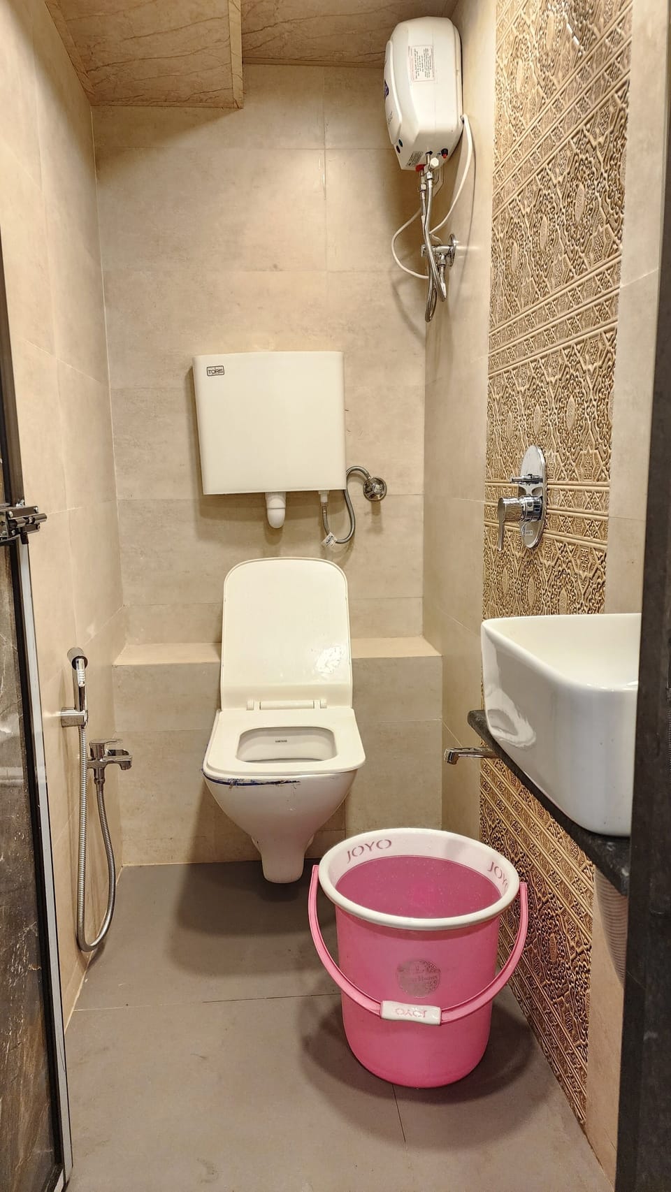 Deluxe Single Room | Bathroom | Shower, towels, soap, shampoo