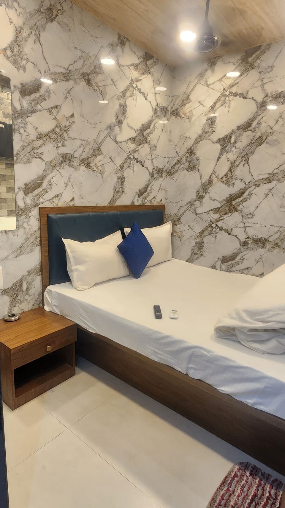 Deluxe Single Room | Free WiFi, bed sheets