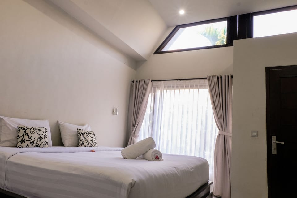 Bungalow, 1 King Bed | Individually decorated, individually furnished, desk