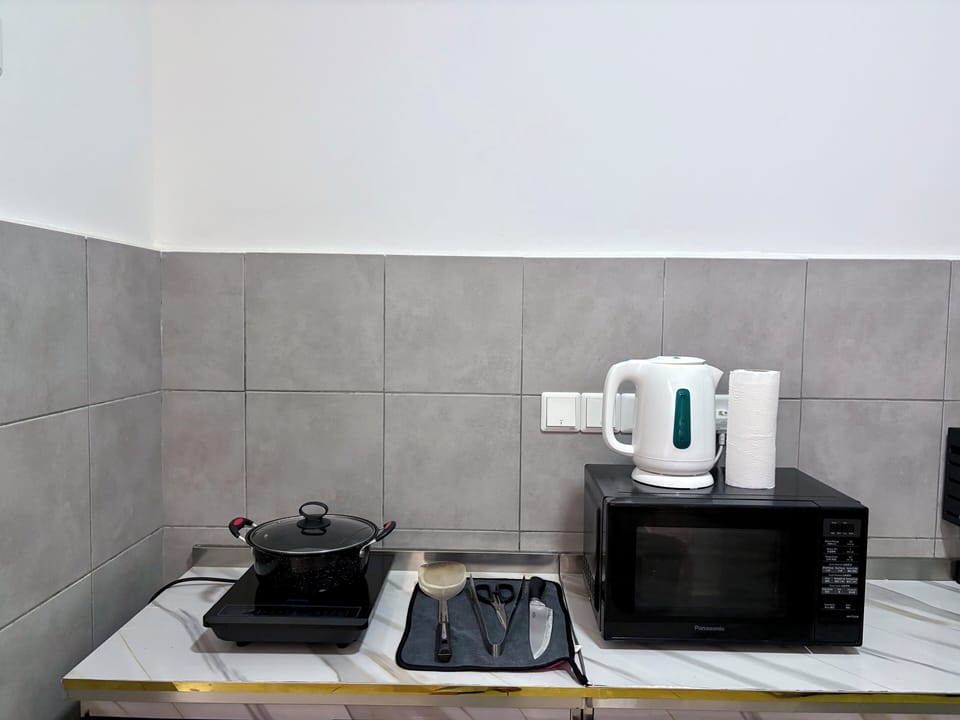 Apartment, City View | Private kitchen | Electric kettle