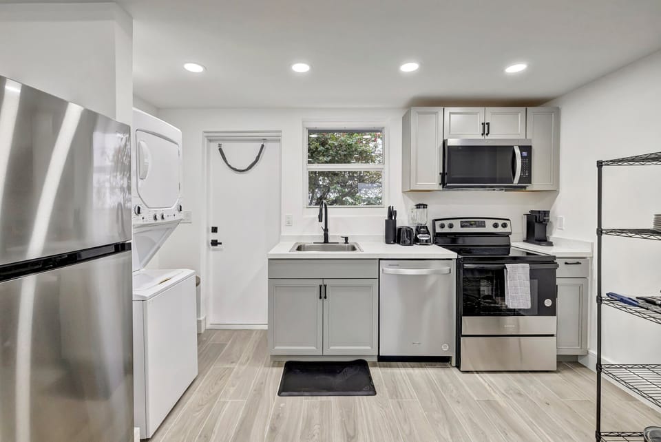 Deluxe Condo, 2 Bedrooms, Non Smoking, Patio | Private kitchen | Full-size fridge, microwave, oven, stovetop