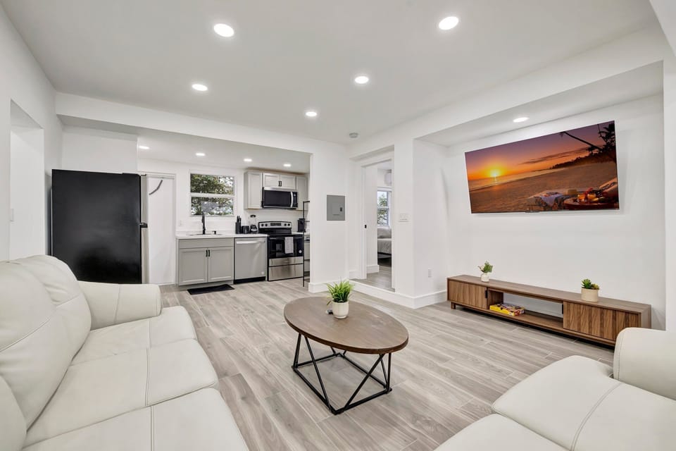 Deluxe Condo, 2 Bedrooms, Non Smoking, Patio | Living room | Flat-screen TV