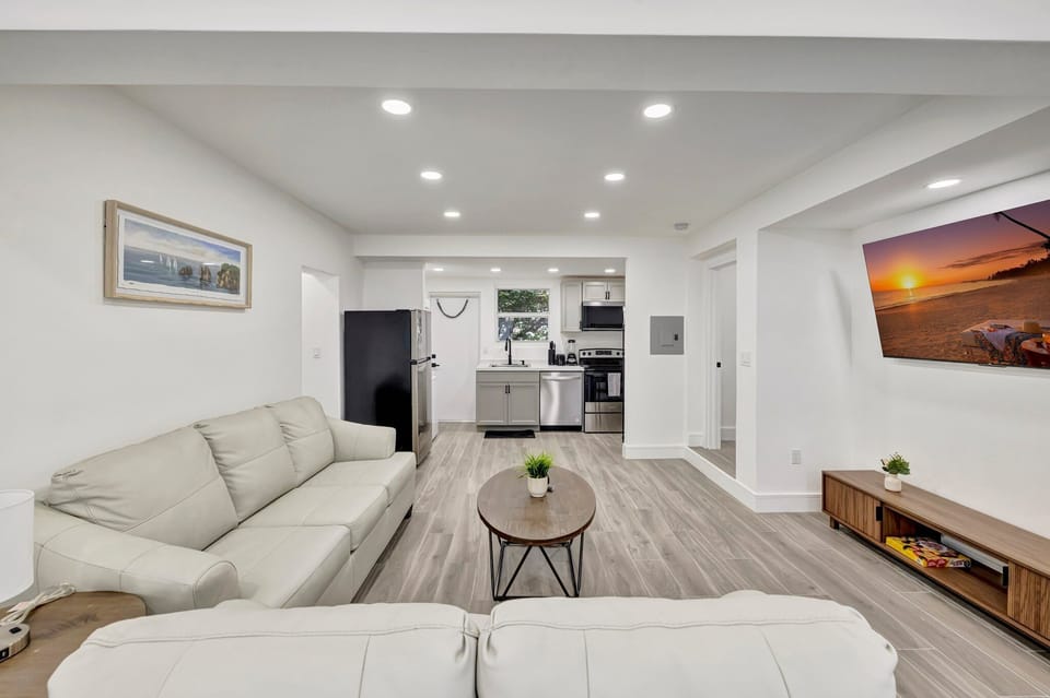 Deluxe Condo, 2 Bedrooms, Non Smoking, Patio | Living room | Flat-screen TV