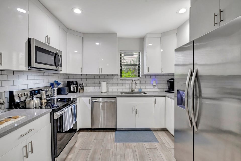 Family Townhome, 3 Bedrooms, Non Smoking | Private kitchen | Full-size fridge, microwave, oven, stovetop