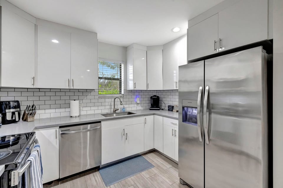 Family Townhome, 3 Bedrooms, Non Smoking | Private kitchen | Full-size fridge, microwave, oven, stovetop