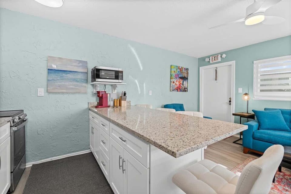 Large counter for prep and dining