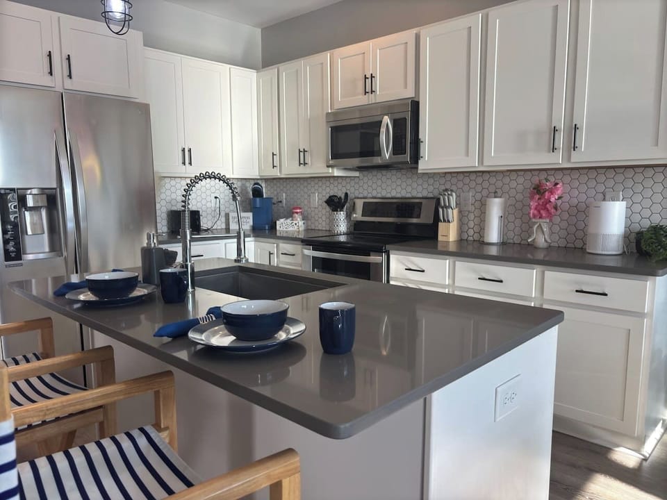 Gourmet Kitchen: Stylish space with modern appliances, perfect for culinary adventures!