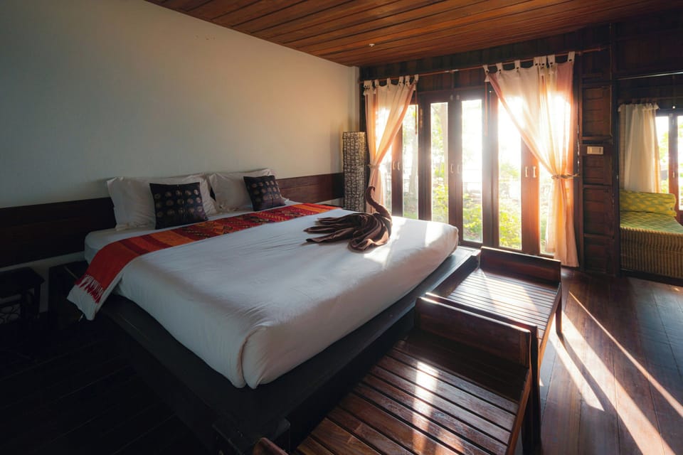 Deluxe Studio Suite, Mountain View | In-room safe, desk, laptop workspace, blackout drapes