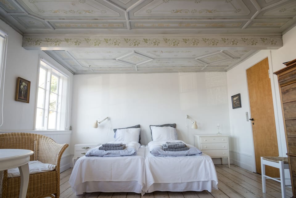 Exclusive Apartment, 1 Bedroom | Iron/ironing board, free WiFi, bed sheets