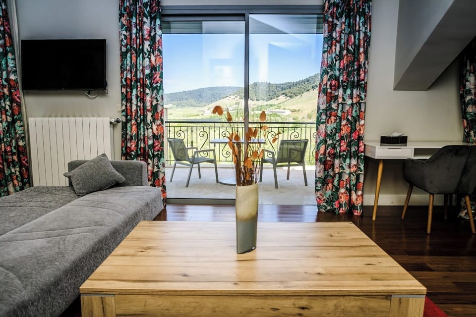 Deluxe Suite | In-room safe, blackout drapes, soundproofing, WiFi (free)
