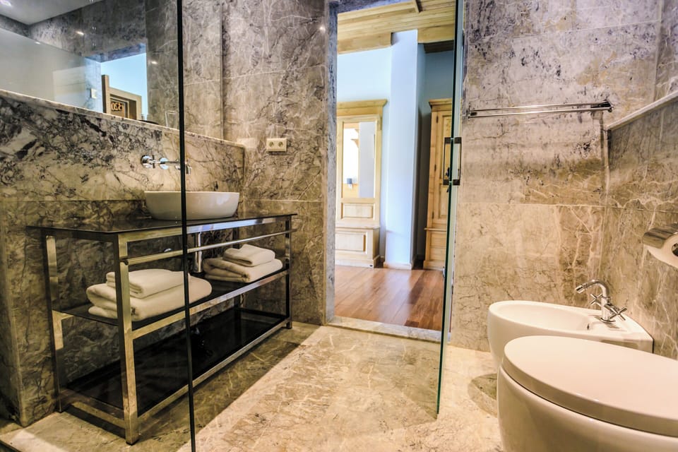 Deluxe Room | In-room safe, blackout drapes, soundproofing, WiFi (free)