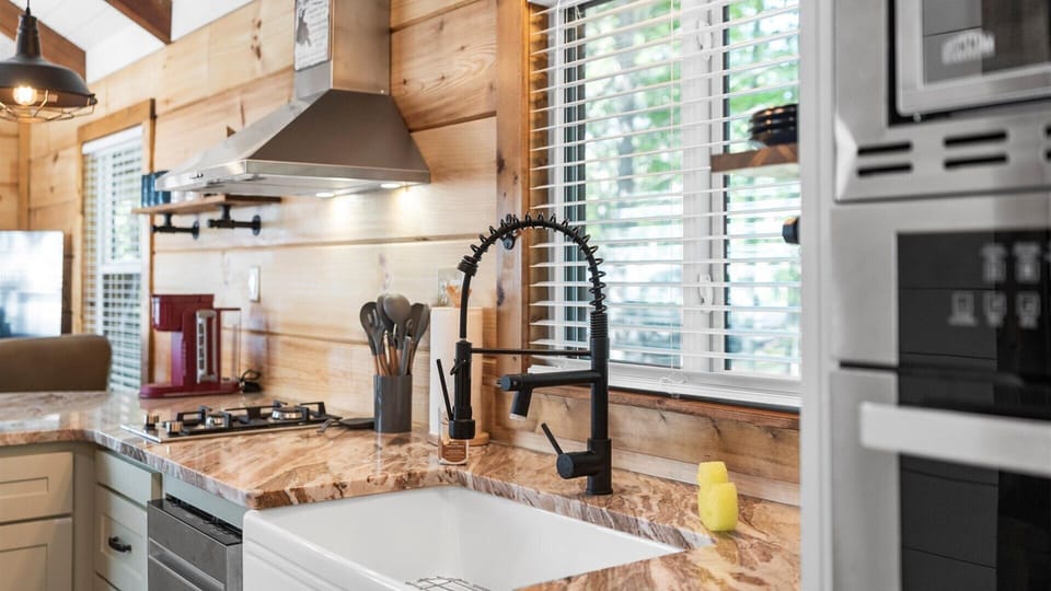 Farmhouse sink