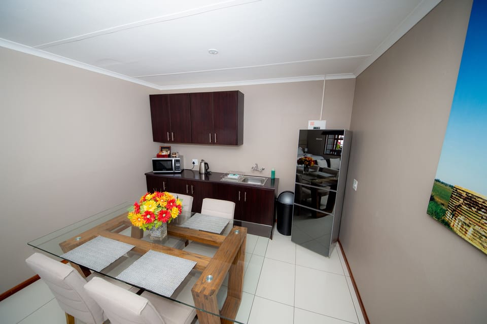 Family Suite, 1 Bedroom | Private kitchenette | Coffee/tea maker, fridge, microwave, electric kettle