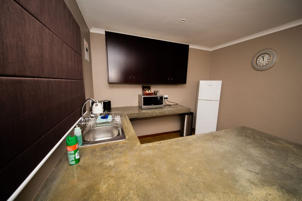 Room (King) | Private kitchenette | Coffee/tea maker, fridge, microwave, electric kettle