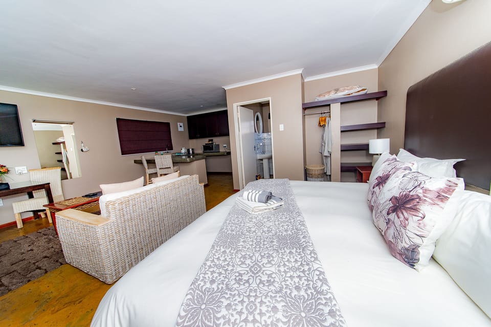 Room (King) | Premium bedding, desk, WiFi (free), bed sheets