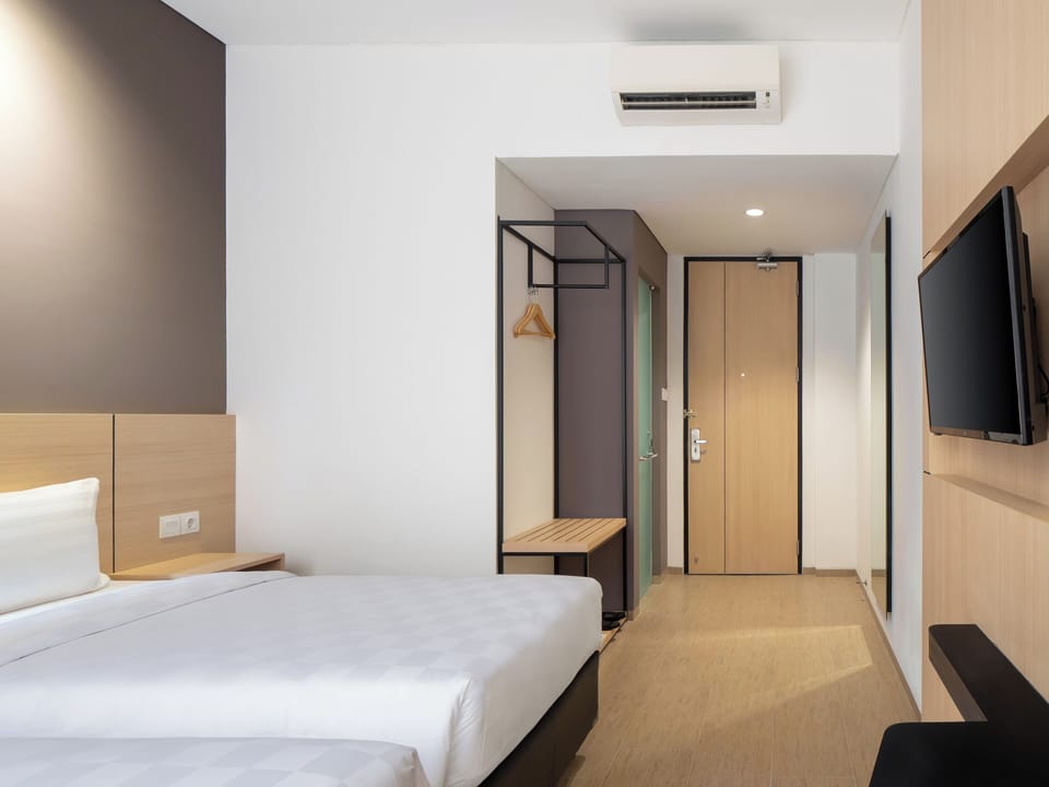 Deluxe Twin Room | Desk, laptop workspace