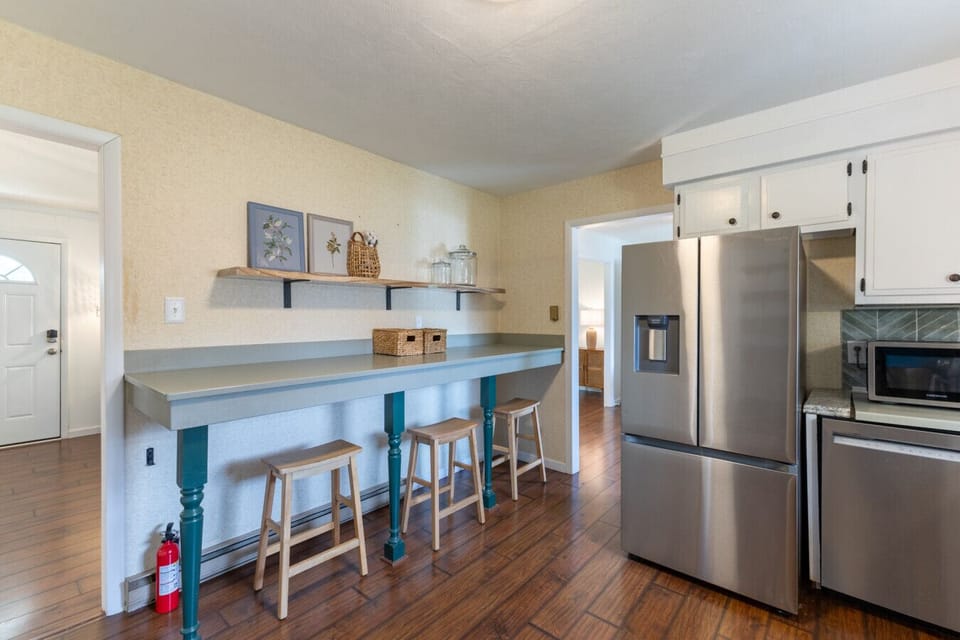 Quick bites or casual chats—this breakfast bar is perfect for coffee breaks and conversation.