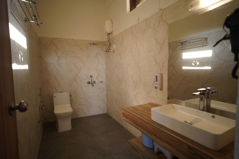 Shower, free toiletries, towels, soap