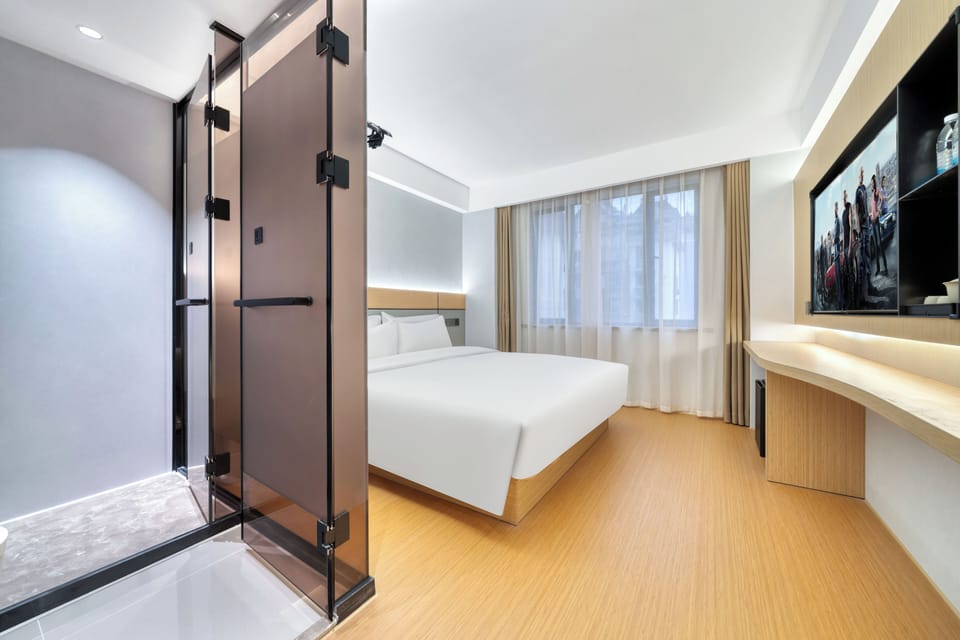 Luxury Double Room Single Use | Laptop workspace, blackout drapes, iron/ironing board, free WiFi