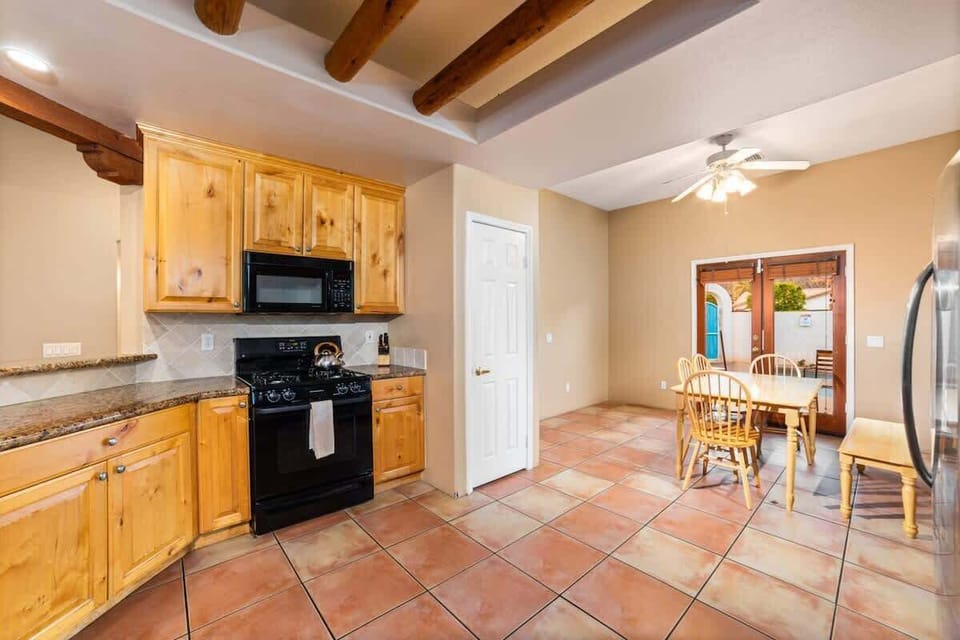 Fully equipped kitchen with complete appliances