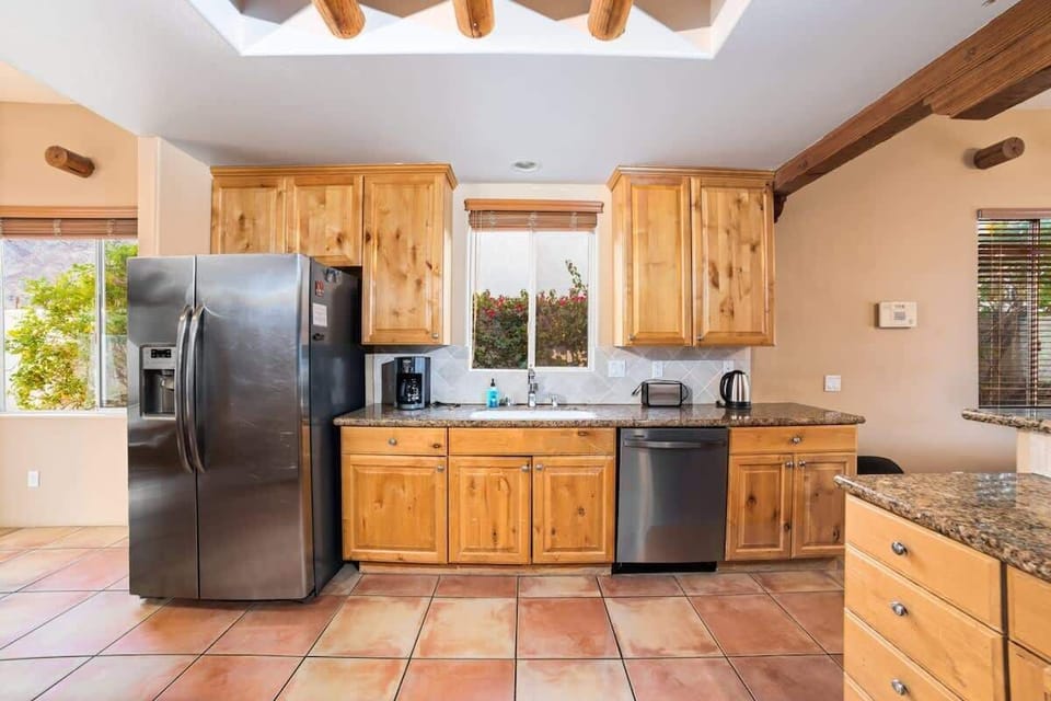 Fully equipped kitchen with complete appliances