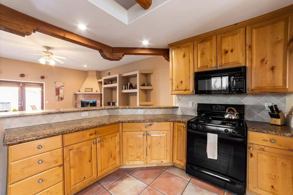 Fully equipped kitchen with complete appliances