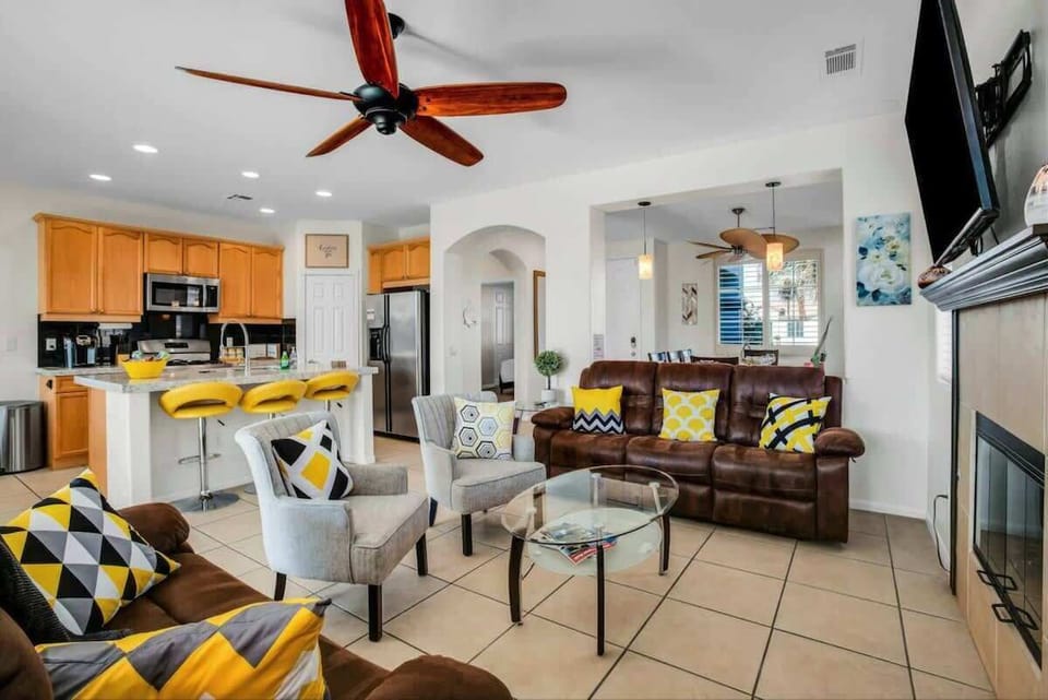 Bright, cheerful living space with an open-concept kitchen!