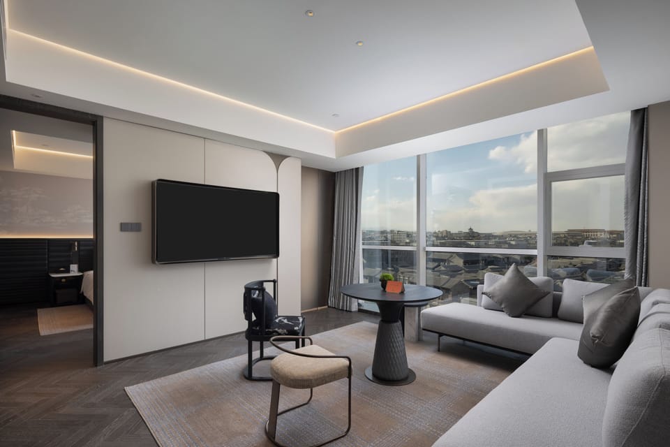 Hutong View Suite | Minibar (some free items), soundproofing, WiFi (free), bed sheets