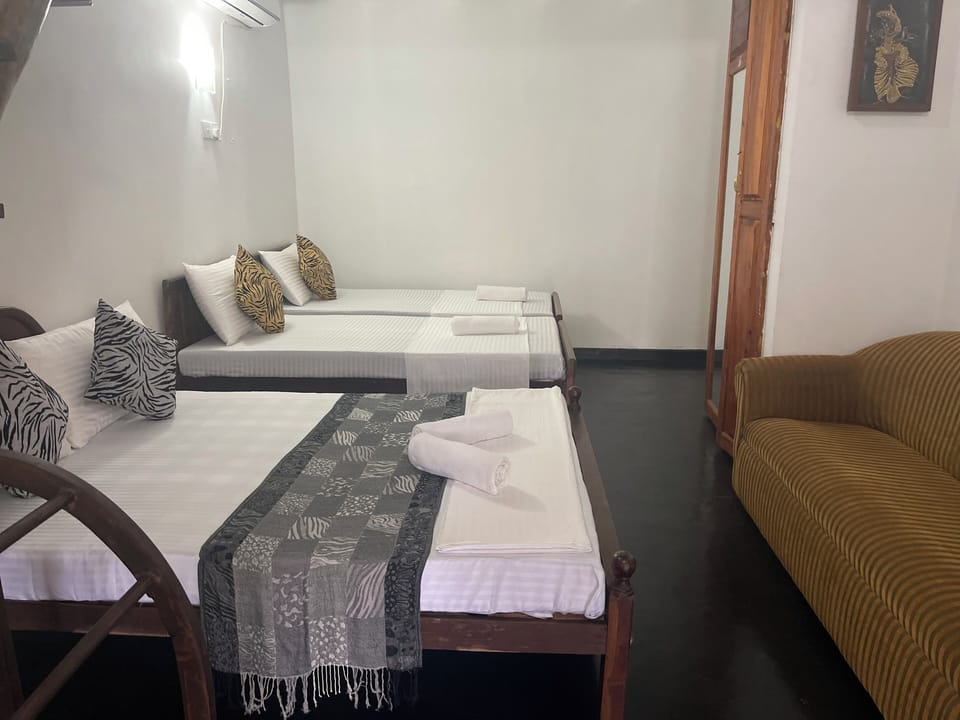 Family Room | Desk, free WiFi
