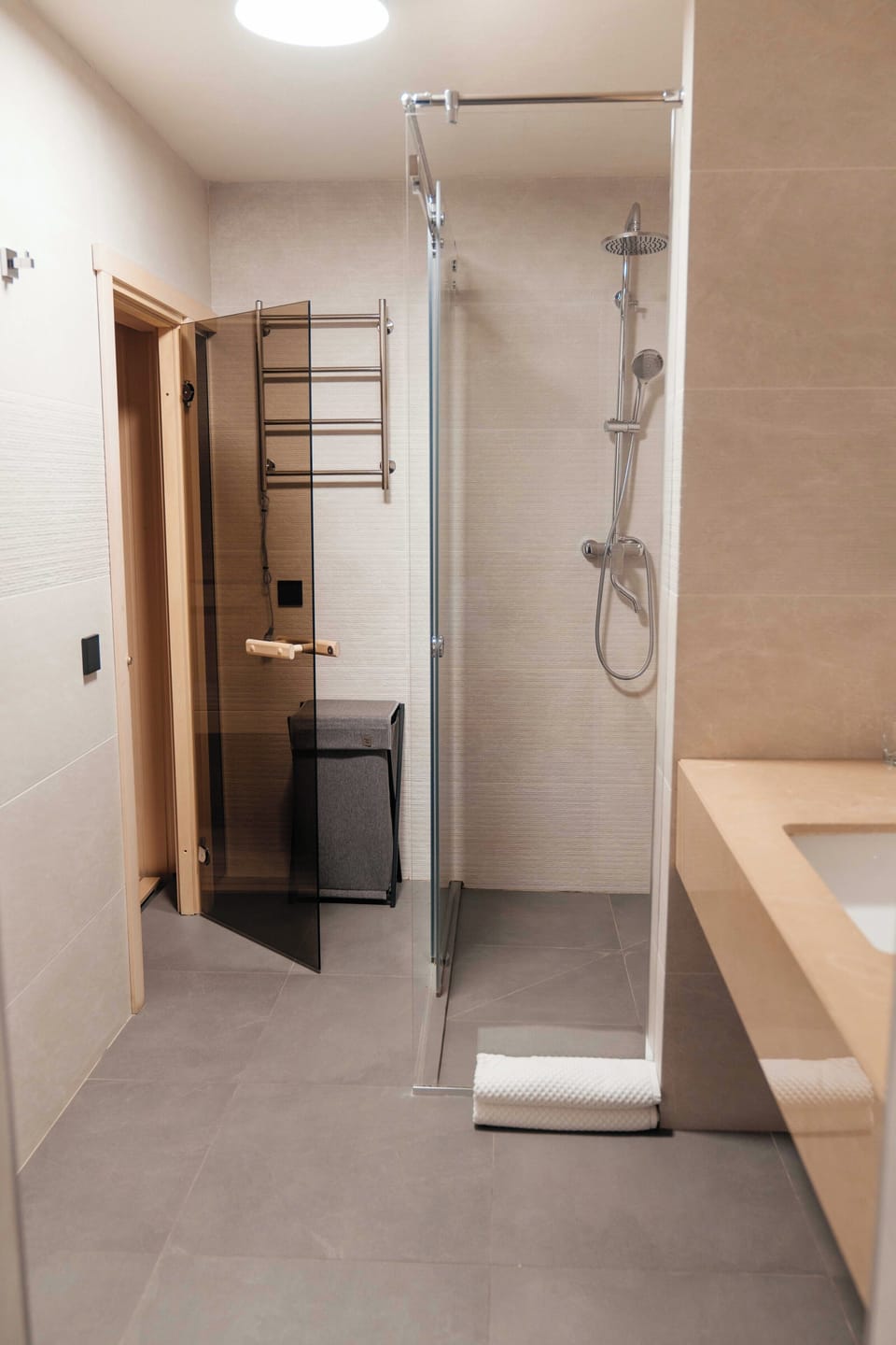 Deluxe Double or Twin Room, Mountain View | Bathroom | Shower, hair dryer, bathrobes, slippers