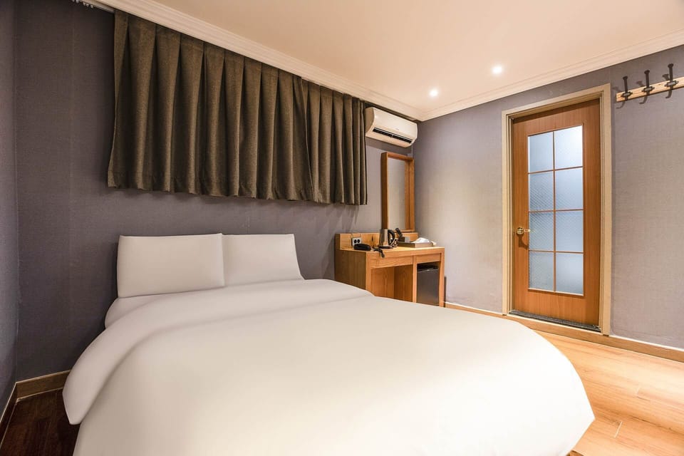 Standard Room | Desk, WiFi (free)