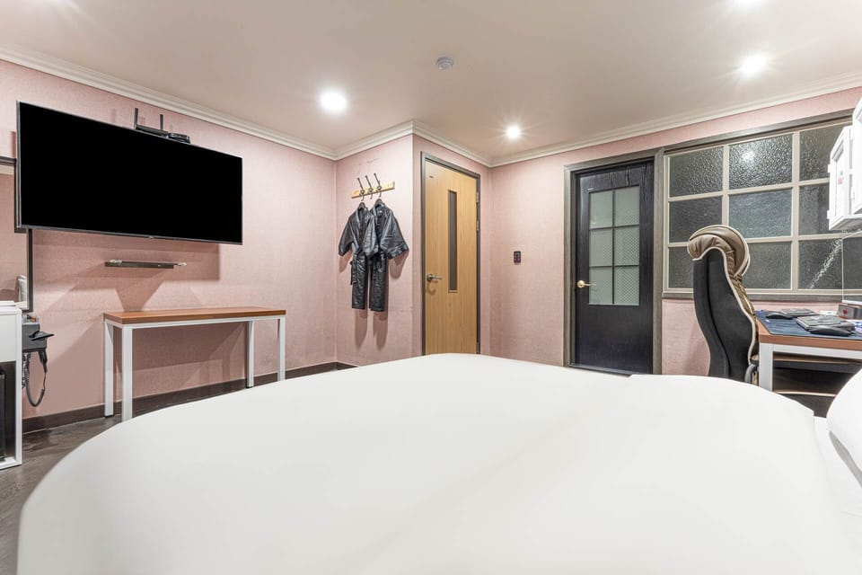 PC Room | Desk, WiFi (free)