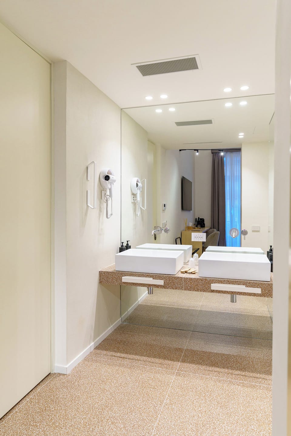 Junior Suite, Balcony, City View | Bathroom | Hair dryer, slippers, bidet, towels