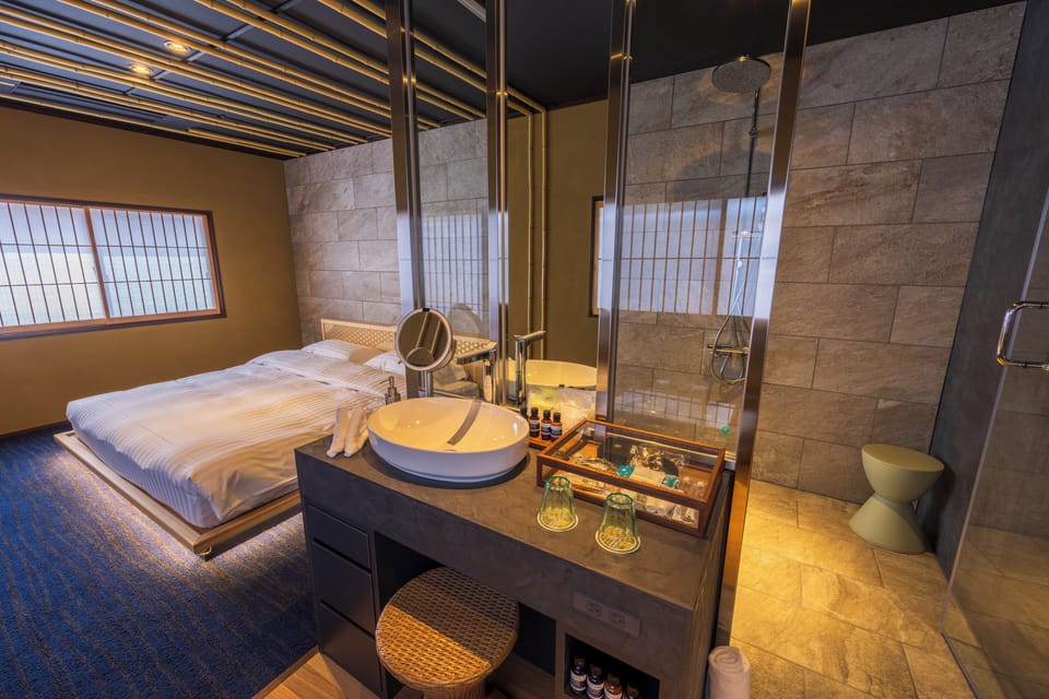 Standard Room, Non Smoking | Bathroom | Free toiletries, hair dryer, towels, shampoo