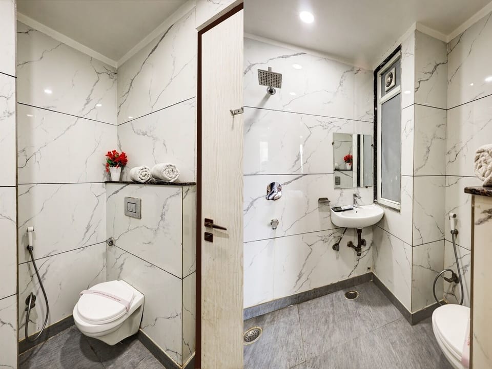 Rainfall showerhead, free toiletries, bathrobes, towels