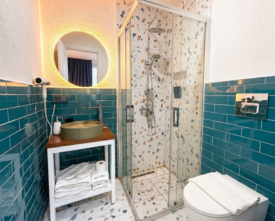 Deluxe Twin Room | Bathroom | Hair dryer, towels, soap, shampoo