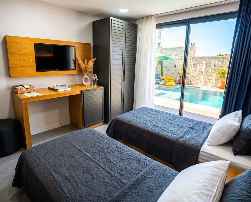 Deluxe Twin Room | Iron/ironing board, free WiFi