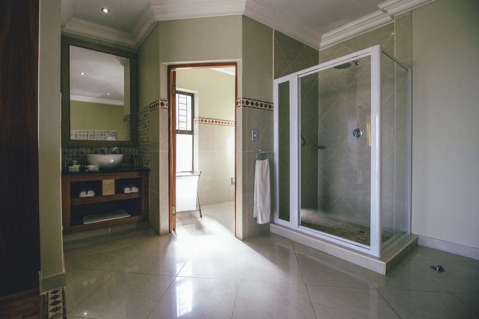 Executive Suite | Bathroom | Free toiletries, hair dryer, bathrobes, towels