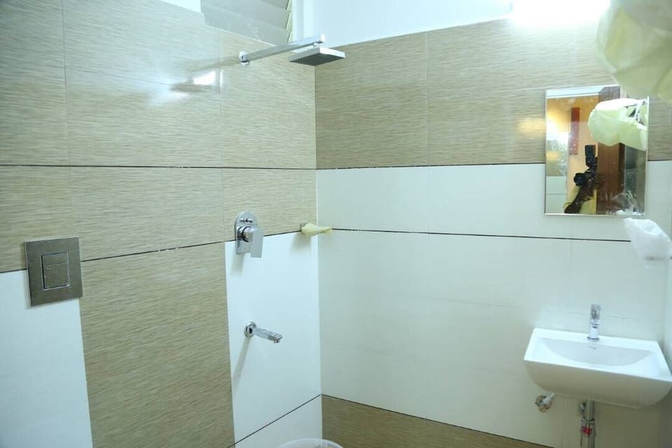 Classic Double Room, 1 Double Bed | Bathroom | Shower, free toiletries, hair dryer, towels