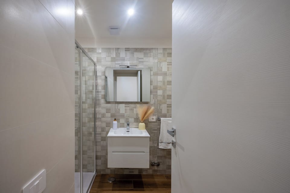 Standard Room | Bathroom | Towels, soap, shampoo, toilet paper