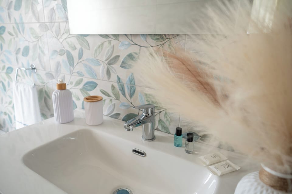 Royal Room | Bathroom | Towels, soap, shampoo, toilet paper
