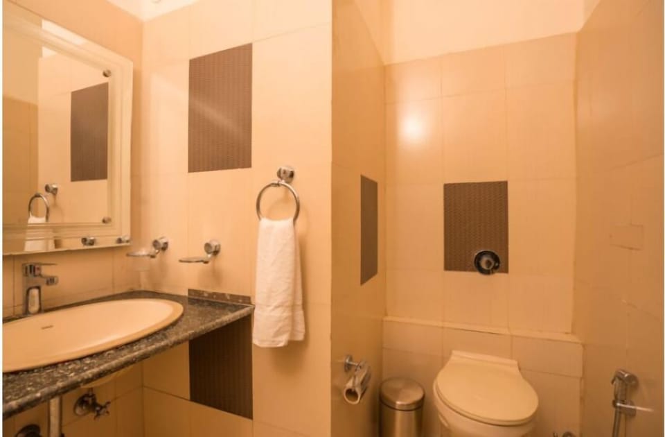 Deluxe Private Room with Ensuite Bathroom | Bathroom | Shower, free toiletries, toilet paper
