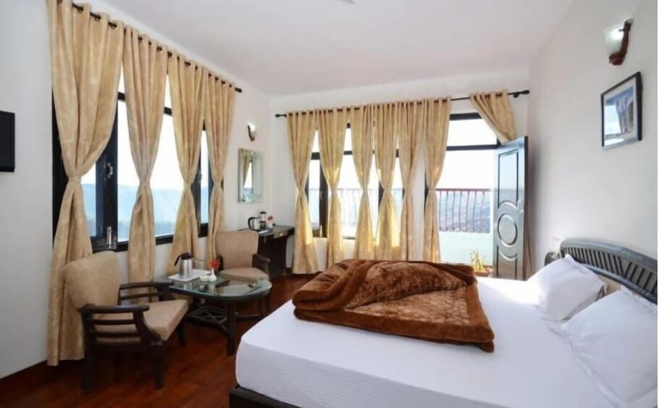 Deluxe Private Room with Balcony and Ensuite Bathroom | Free WiFi